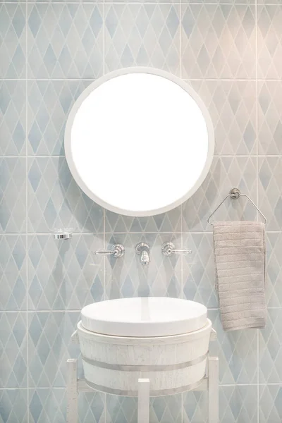 Интерьер ванной комнаты с краном умывальника и черным полотенцем в хо — стоковое фото
