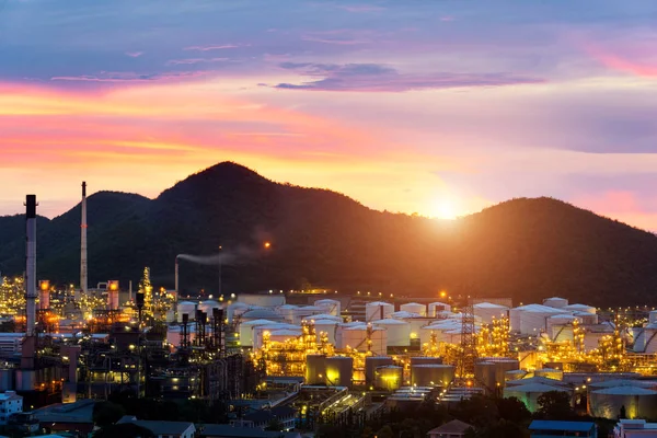 Industria de refinerías de petróleo por la noche en Chonburi, Tailandia . —  Fotos de Stock