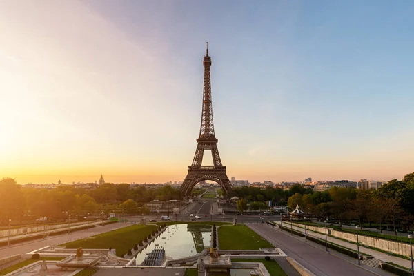 Salida del sol en la Torre Eiffel en París, Francia. Torre Eiffel es famosa — Foto de Stock