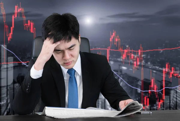 Empresario leyendo noticias de la cama del periódico para el valor de la pérdida y f — Foto de Stock