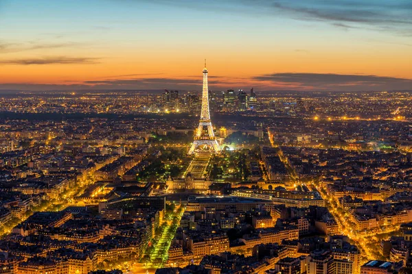Hermosa vista Torre Eiffel durante el espectáculo de luz al atardecer, París, Francia . — Foto de Stock