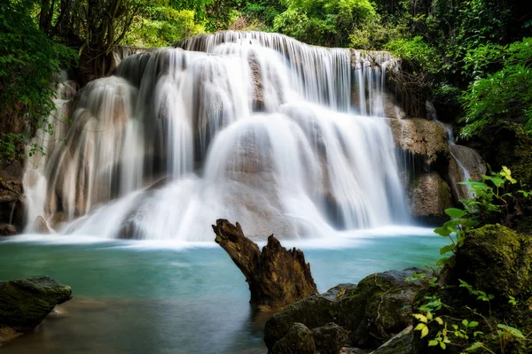 Air terjun Huay MaeKamin adalah air terjun yang indah di hutan tropis — Stok Foto