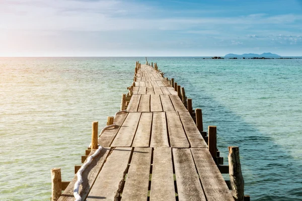 Muelle de madera en Phuket, Tailandia. Verano, Viajes, Vacaciones y Ho —  Fotos de Stock