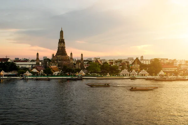 Wat Arun during sunset woth longtail boat in Chao Phraya river a — Stock Photo, Image