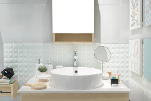 Interior del cuarto de baño con grifo lavabo y espejo. Moderna d — Foto de Stock