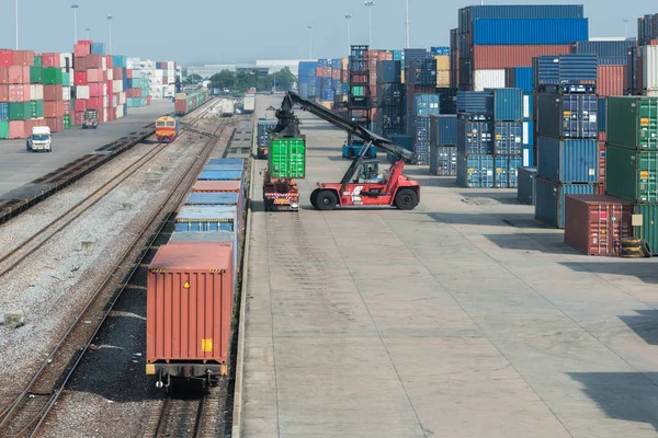 Kargo yük treni konteyner depo po at ile platformu tren