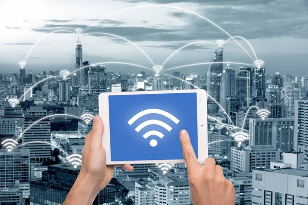 Tablet portatile con icona wifi sulla città e la rete connectio — Foto Stock