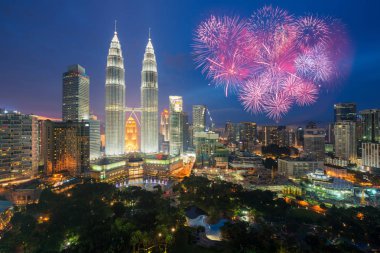 Kuala lumpur manzarası ile havai fişek kutlama yeni yıl günü 201