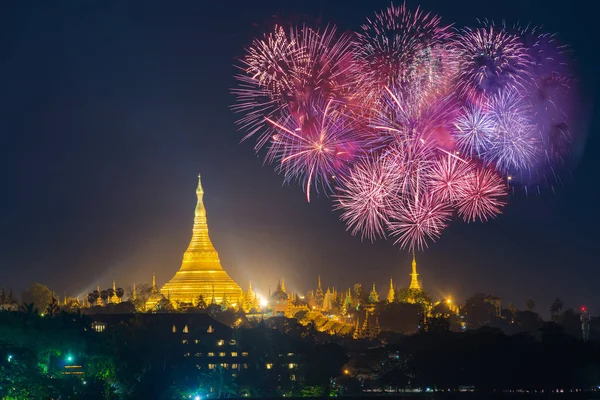 Shwedagon Pagode mit Feuerwerk Feier Neujahr Tag 20 — Stockfoto