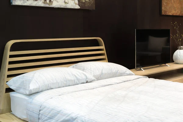 Интерьер спальни с кроватью и подушкой уютного дома в современном desi — стоковое фото