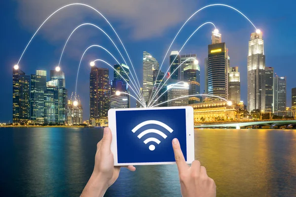 デジタル タブレット、シンガポール都市ネットワーク コンを持っている手 — ストック写真