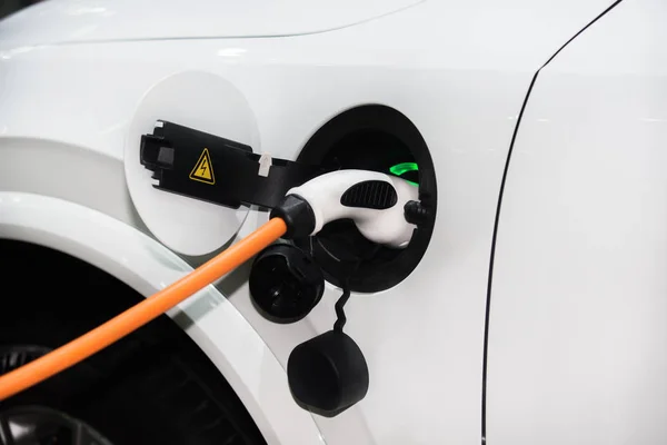 Voeding voor hybride elektrische auto opladen. Eco auto c — Stockfoto