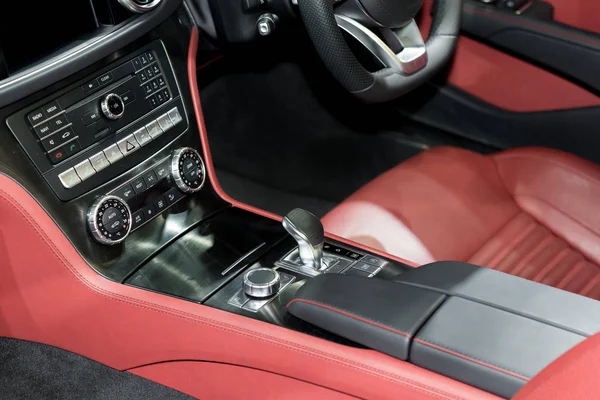 Červené luxusní auto interiér volant, řadicí páky a vzduchu — Stock fotografie