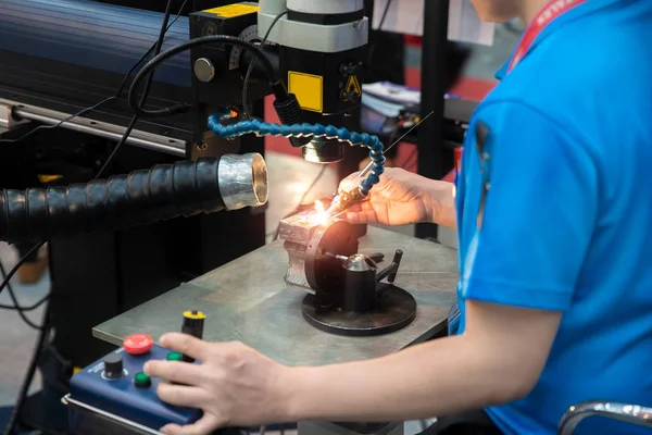 Funcionário de soldagem molde de reparação e morrer parte pela máquina de solda a laser — Fotografia de Stock