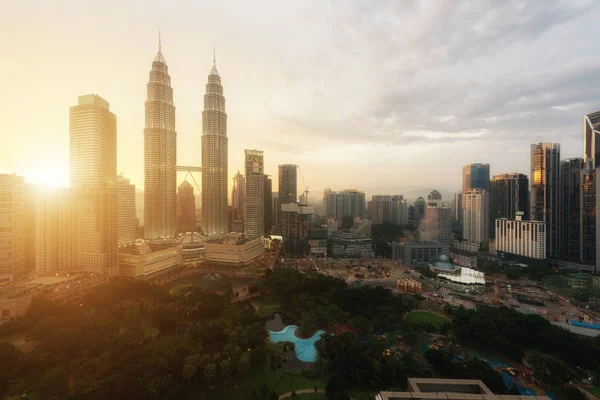 Linha do horizonte e arranha-céus de Kuala Lumpur durante o pôr do sol em Kuala Lumpu — Fotografia de Stock