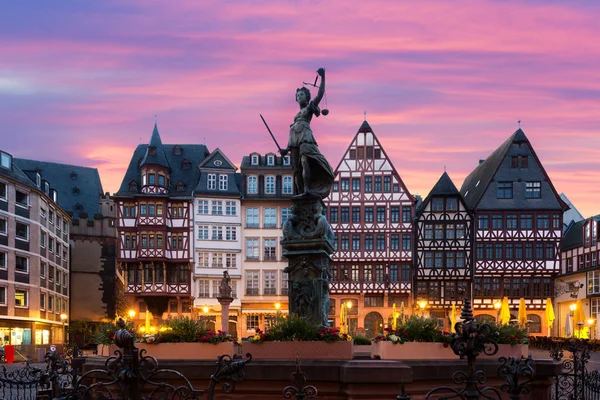 Frankfurter Altstadtplatz Rommerberg mit Justitia-Statue in Fran — Stockfoto