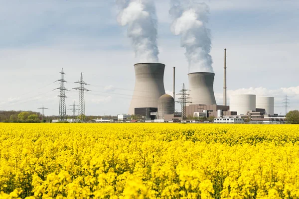 Central nuclear con campo amarillo y grandes nubes azules en Ger —  Fotos de Stock