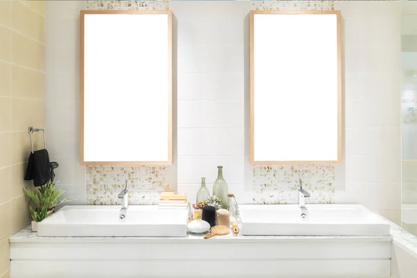 Interior del baño con grifo de lavabo y toalla negra en ho — Foto de Stock