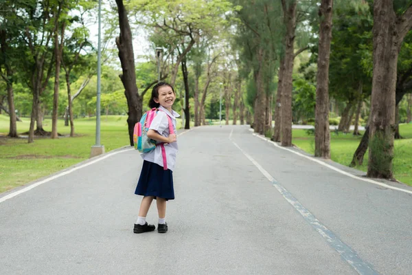 Portrait de fille asiatique élève étudiant avec sac à dos à l'extérieur, dos — Photo