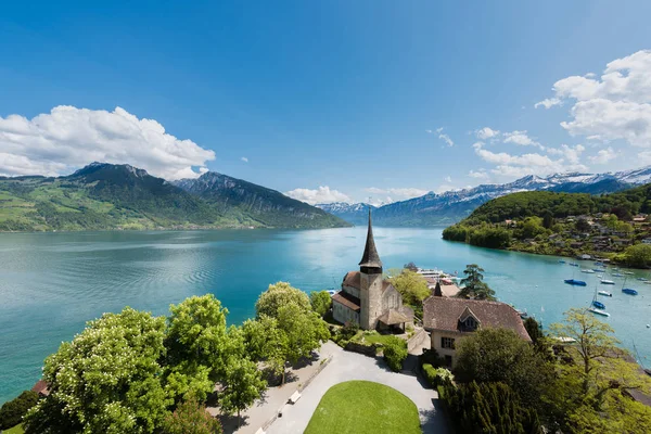 Spiez slott med segelbåt på sjön Thun i Bern, Schweiz. — Stockfoto