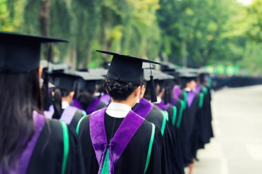 Üniversitesi'nde mezuniyet sırasında mezunları arkasında. Yakın çekim