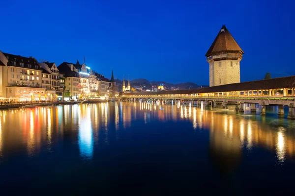 Lucerne. Lucerne, İsviçre görüntü mavi twilight saat sırasında — Stok fotoğraf