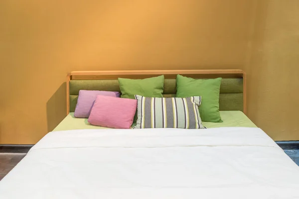 Інтер'єр спальні з ліжком і барвиста подушка затишного будинку в Мо — стокове фото