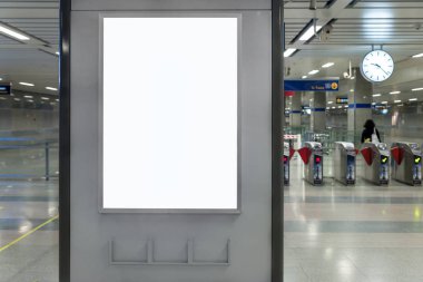 Billboard afiş tabela alay etmek yukarıya göstermek metro tren istasyonu