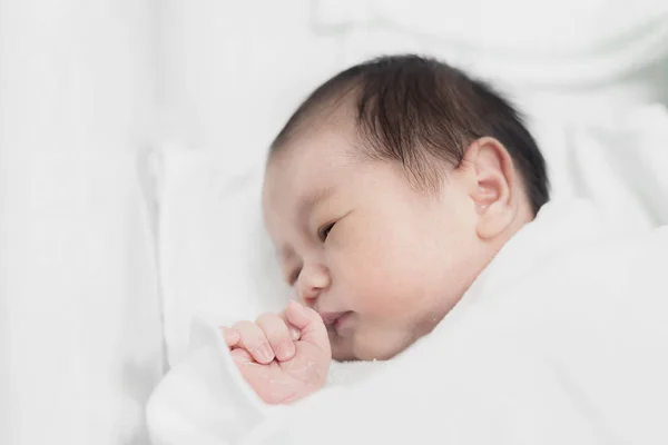 Sleeping Asian newborn baby boy in a white Blanket. 2 Days newbo — Stock Photo, Image