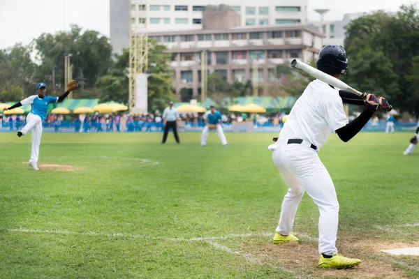 Lanzador de Softbol lanzando la bola curva al bateador . — Foto de Stock