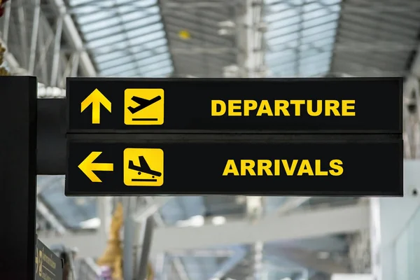 Aeropuerto Salida y llegada de la tarjeta de información signo en la terminal a —  Fotos de Stock