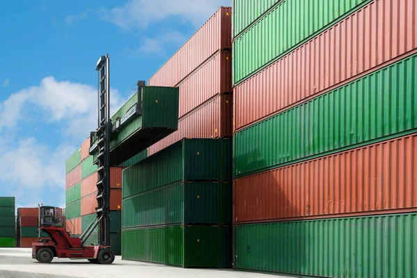 Kraan lift up box container laden van container depot gebruik voor c — Stockfoto