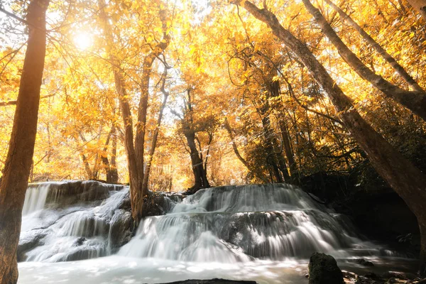 Huay MaeKamin Cascada es hermosa cascada en el bosque de otoño , — Foto de Stock