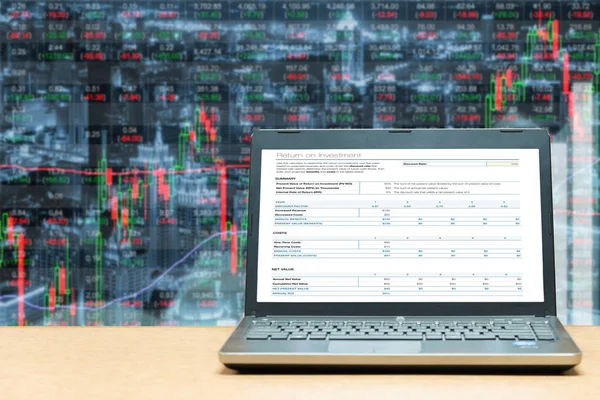 Laptop met scherm van de investeringen op tafel met beurs marke — Stockfoto