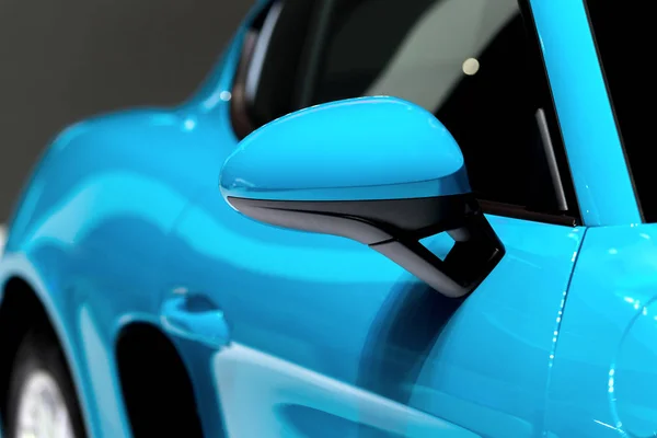 Espejo de vista lateral azul con coche moderno azul . —  Fotos de Stock