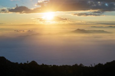 Chiang Dao dağ bulut içinde Chiangmai, Thaila ile peyzaj