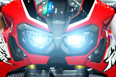 Modern kırmızı spor motosiklet Far gece şehir bokeh ile