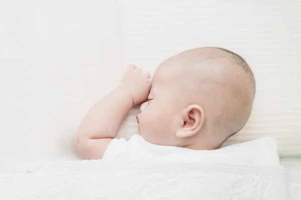 Asian little infant baby boy sleeping on soft white blanket in b — Stock Photo, Image