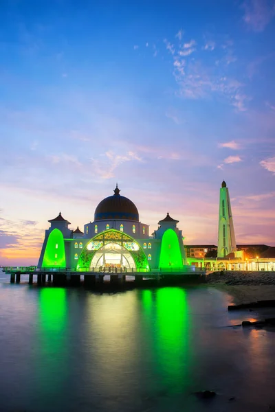 Malaca mezquita islam es hermosa mezquita islam en Malaca, Malayos —  Fotos de Stock