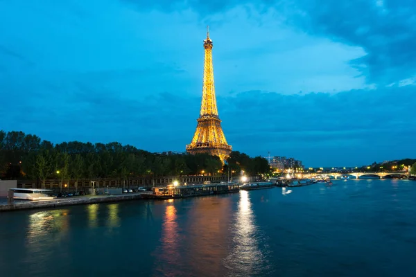 Прекрасний вид на Париж Ілюмінація Ейфелеву вежу в сутінках, Париж, Франція. — стокове фото