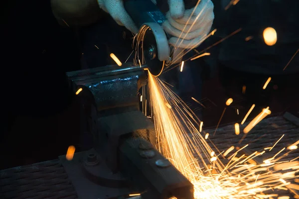 Worker cutting with grinder and welding metal with many sharp sp — Stock Photo, Image