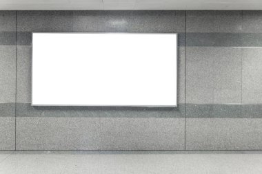 Billboard afiş tabela alay etmek yukarıya göstermek metro tren istasyonu