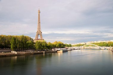 Bahar sezonu Seine River Paris'te Eyfel Kulesi. Par