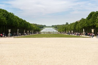 Güzel bahçe içinde bir ünlü Versay Sarayı (Chateau de Versailles), Fransa.