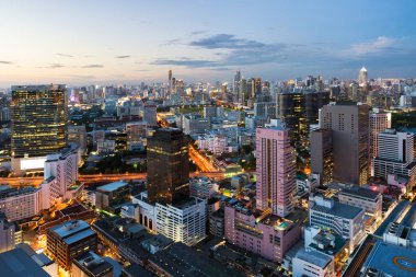 Bangkok gece görünümü ile Bangk iş bölgesinde gökdelen