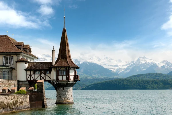 Krásná malá věž Oberhofen zámek v jezero Thun s — Stock fotografie