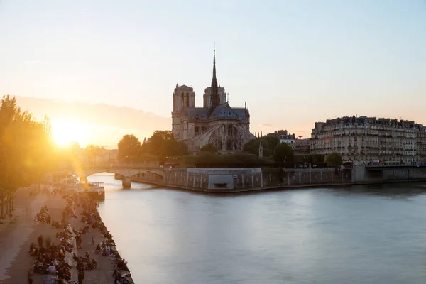 Catedral de Notre Dame de París con el río Sena al atardecer . —  Fotos de Stock