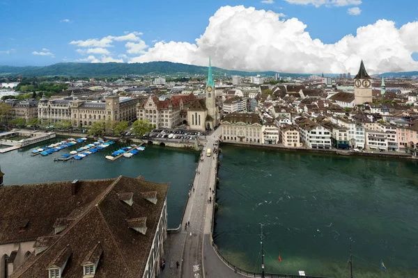 Veduta aerea della città vecchia di Zurigo lungo il fiume Limmat, Zurigo, Switz — Foto Stock