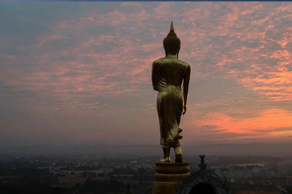 Soluppgång vid gyllene buddhastaty i Khao Noi tempel, Nan provinsen — Stockfoto