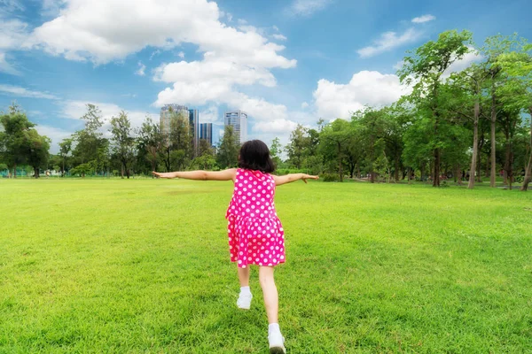 Criança asiática correndo em Bangkok parque verde em Bangkok, Tailândia . — Fotografia de Stock